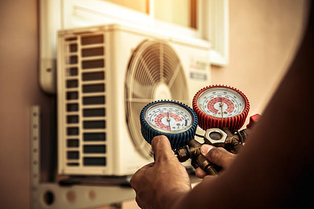 Professional Hvac technician working in Dania, FL
